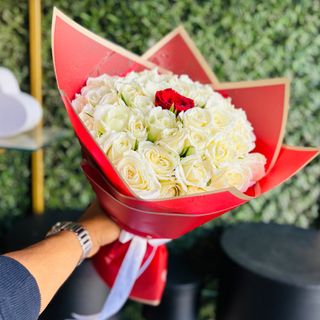 Bouquet de fleurs blanc et rouge 