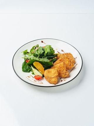 Салат с жареным сыром халуми в хлопьях и медом (250г)
