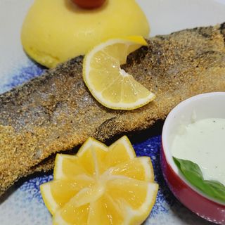 Păstrăv prăjit cu mămăligă și mujdei