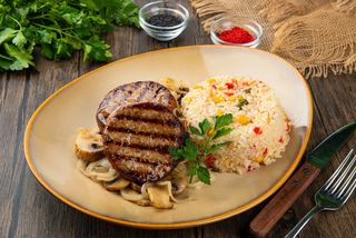 Котлета из индейки с жареными грибами