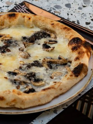 Pizza Margherita cu trufe și ciuperci Ø30cm