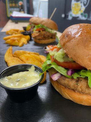 Burger VEGGIE + patatas fritas.