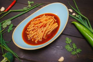 Грибы эноки в остром соусе (200г)