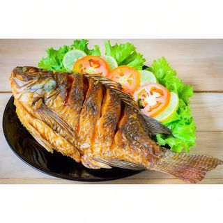 Pescado frito, arroz blanco y habichuelas