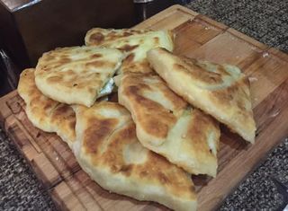 Placinte la tigaie cu cartofi, varza, brânza