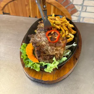 Meniu ciolan cu cartofi prajiti, salata si chifla de casa