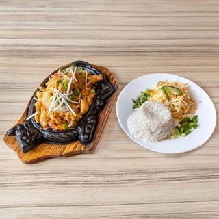 Kurczak pieczony w sezamie na gorącym półmisku 500g