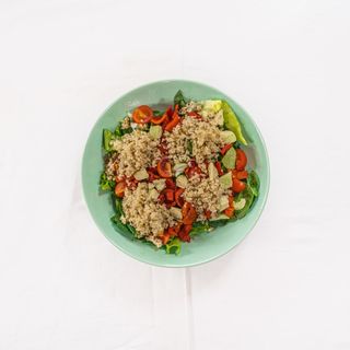 Салата с киноа и печена чушка (400г)