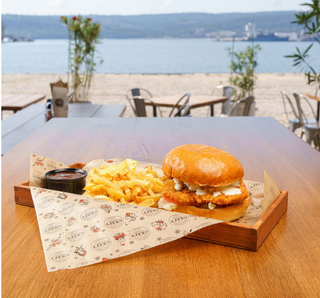 2бр. Крънчи Чикън Бургер (400г) + 2бр. Кока кола кен