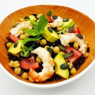 Gamberi, ceci e avocado