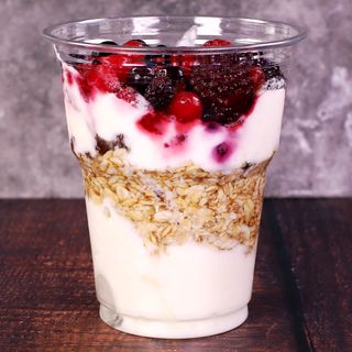 Закуска с кисело мляко, овесени ядки, стафиди и мед