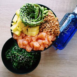 Ensalada wakame + poke salmón + bebida