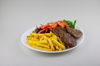 Двойка кюфтета с пържени картофи