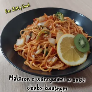 Makaron chiński z warzywami   w sosie słodko-kwaśnym