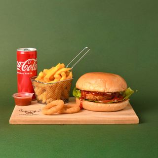 Veggie burger, pomfrit i Coca-Cola