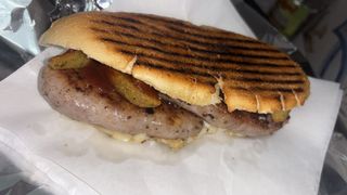 Salsiccia, bacon, patate al forno, scamorza affumicata