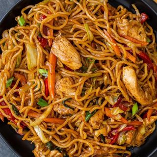 Noodles Yakisoba con Pollo y Verduras