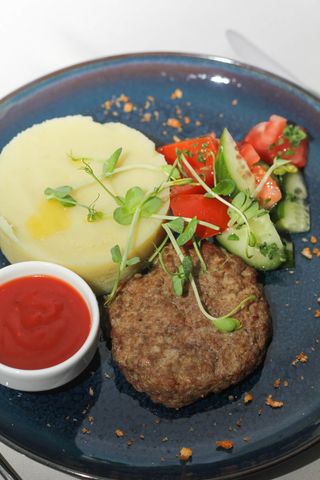 Біфштекс с картопляним пюре та овочами (310/40г)