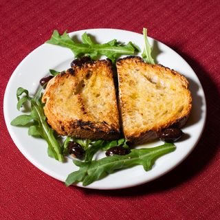 Bruschetta con aglio, olio EVO spremuto a freddo e olive Taggiasche