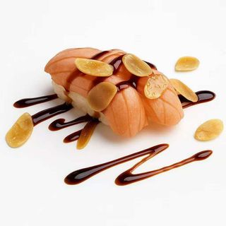 100. Nigiri Salmon Flameado con Almendra