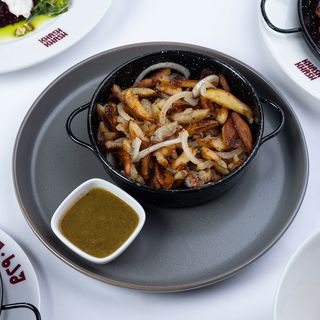 ტაფაზე შემწვარი კარტოფილი ხახვით და ტყემლით