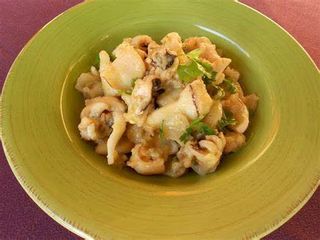 Seppia con stufato con semi di soia neri