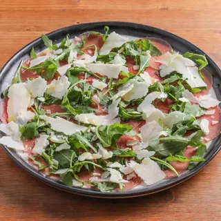 CARPACCIO DI CARNE CLASSICO RUCOLA E PARMIGIANO