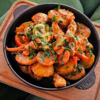Пательня з куркою та овочами