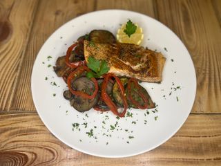 Somon steak cu legume la grill