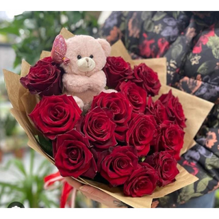 20 წითელი ვარდი ფუმფულა დათუნიასთან ერთად