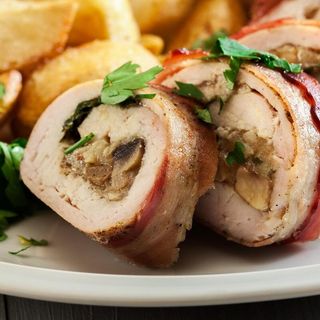 Rolovana piletina sa pršutom i sirom u slanini 350g