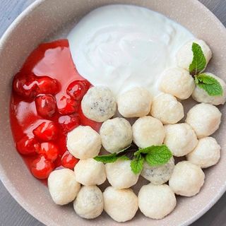 Ліниві вареники з маком і вишневим кюлі