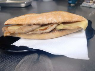 Bocadillo de lomo y queso