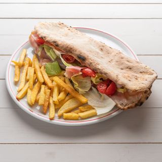 Saltimbocca con Mozzarella, Crudo, Insalata e Pomodorini