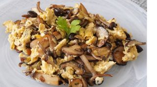 REVUELTO DE SETAS, CARNE Y HUEVO