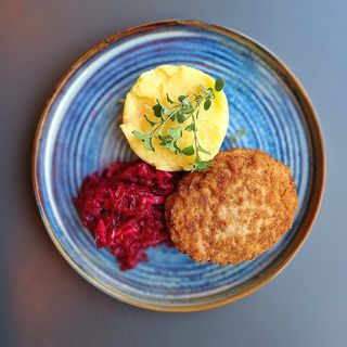 Zestaw z kotletem mielonym, bukietem surówek i 