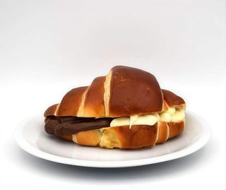 Cornetto con Nutella e pistacchio