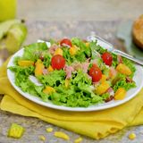 Зелена салата със сирене чедър, сьомга и чери домати (400г)