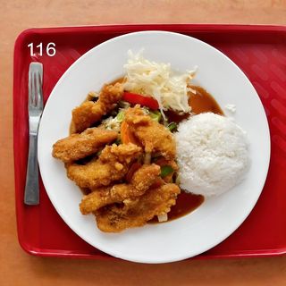 16 Ryba podawana ze smażonymi ostrymi warzywami i czosnkiem