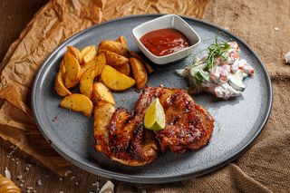 Половина цыпленка с картофельными дольками (400г)