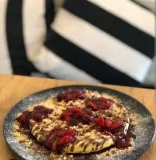 Belgijske waffle sa šumskim voćem