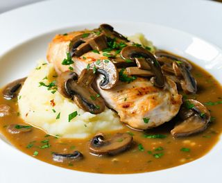 Piept de pui cu sos de hribi