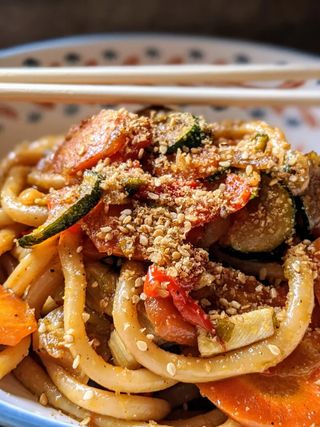 Udon saltati con verdure e vitello