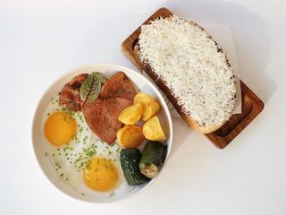 Яєчня з місцевой мортаделою та картоплею