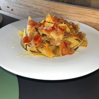 Nachos Gratinados con queso cheddar fundido 