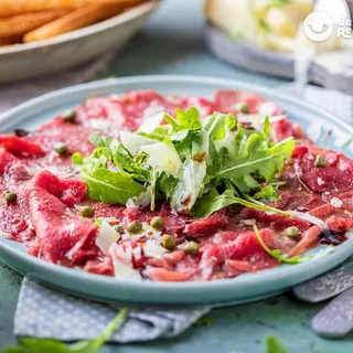 Carpacio De Ternera Con Rúcula Y Parmesano