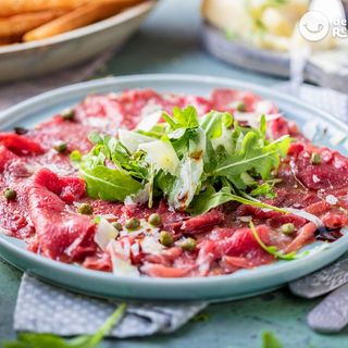 Carpacio De Ternera Con Rúcula Y Parmesano