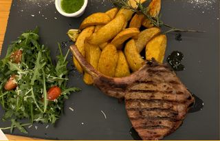 Cotlet de porc cu os tomahawk maturat