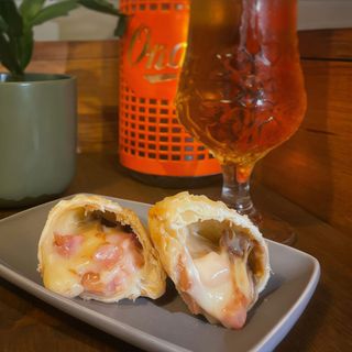 Empanada de Bacon, Mozzarella y Ciruela
