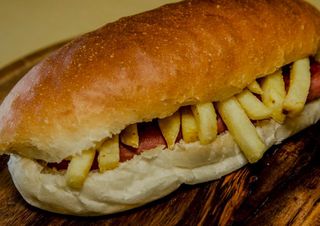 Panino con wurstel e patatine